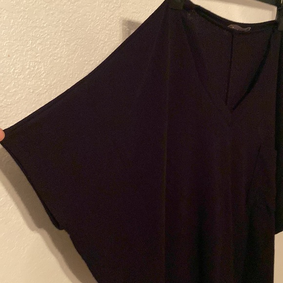 Black winged top - Picture 2 of 3